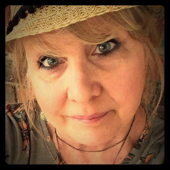 Meet your Posher, Sandy - Picture 1 of 1